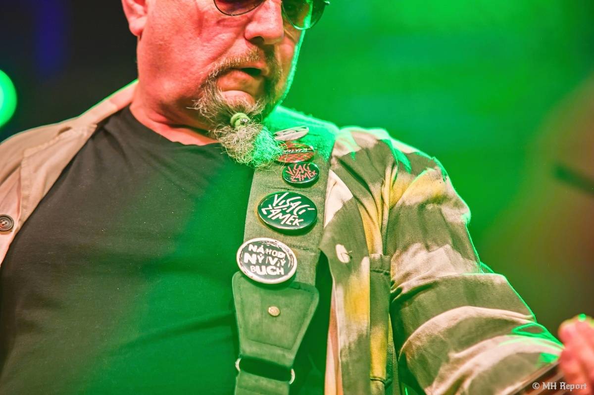 Visací zámek přivezl do plzeňské Šeříkovky Kroniku punku. Fanoušky provedl celou svou tvorbou