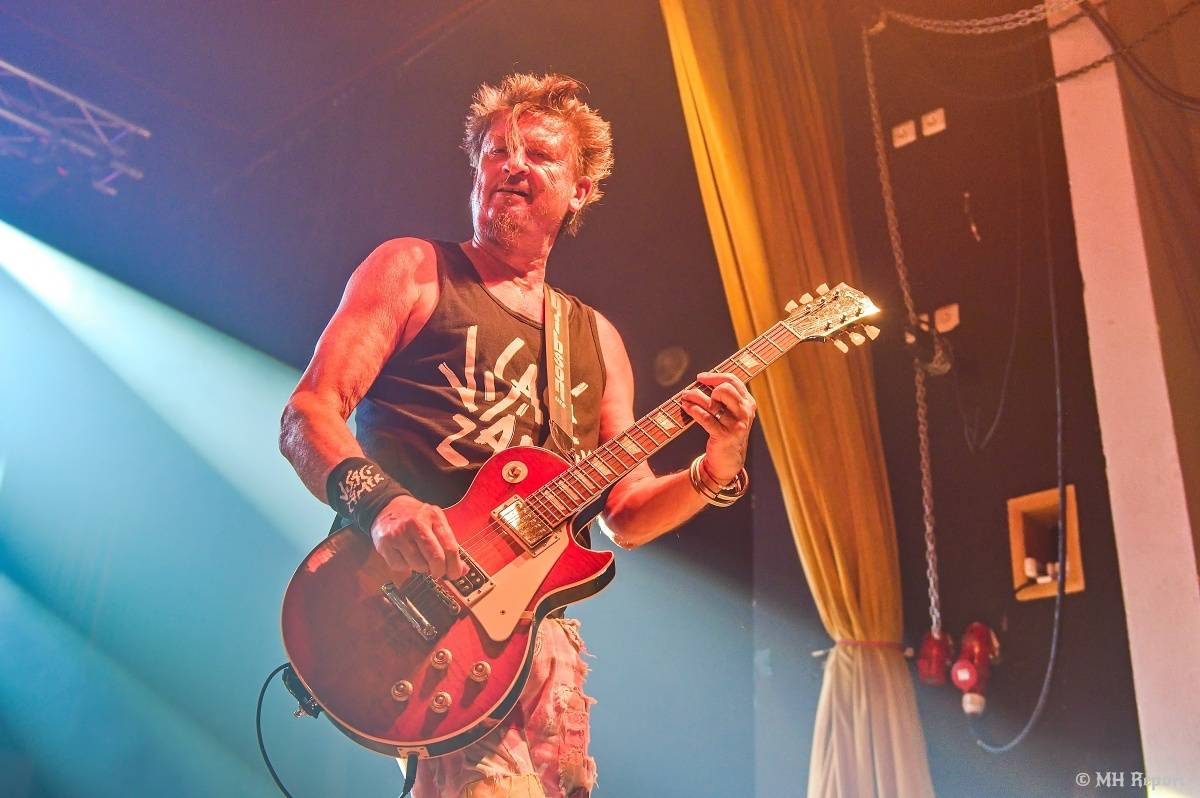 Visací zámek přivezl do plzeňské Šeříkovky Kroniku punku. Fanoušky provedl celou svou tvorbou