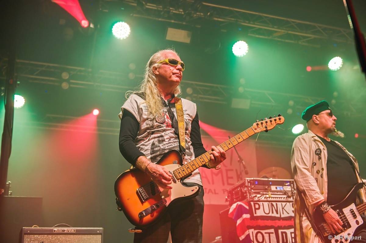 Visací zámek přivezl do plzeňské Šeříkovky Kroniku punku. Fanoušky provedl celou svou tvorbou