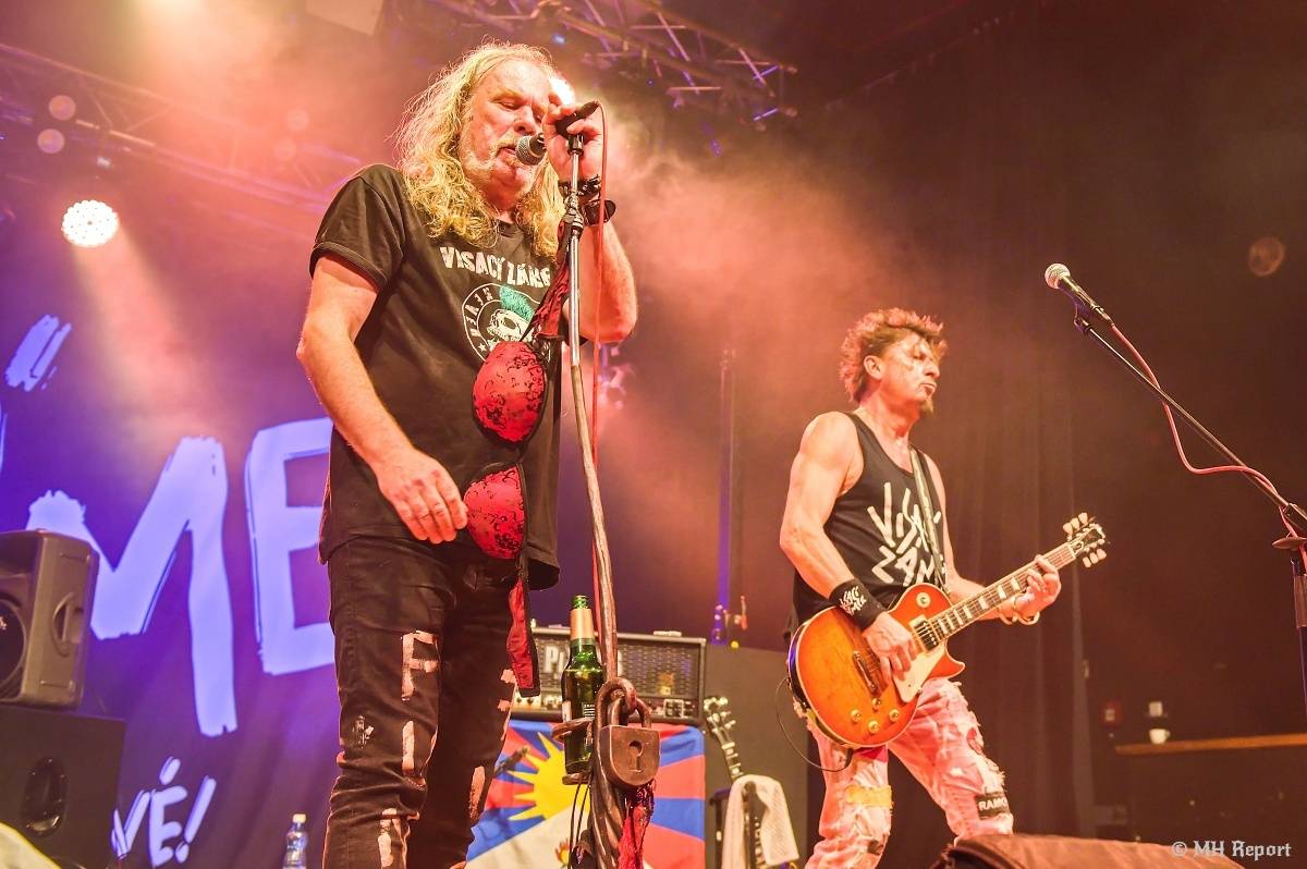 Visací zámek přivezl do plzeňské Šeříkovky Kroniku punku. Fanoušky provedl celou svou tvorbou