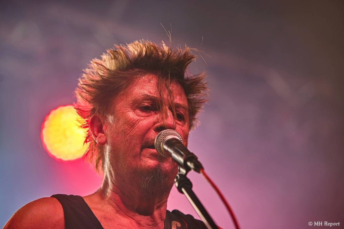 Visací zámek přivezl do plzeňské Šeříkovky Kroniku punku. Fanoušky provedl celou svou tvorbou