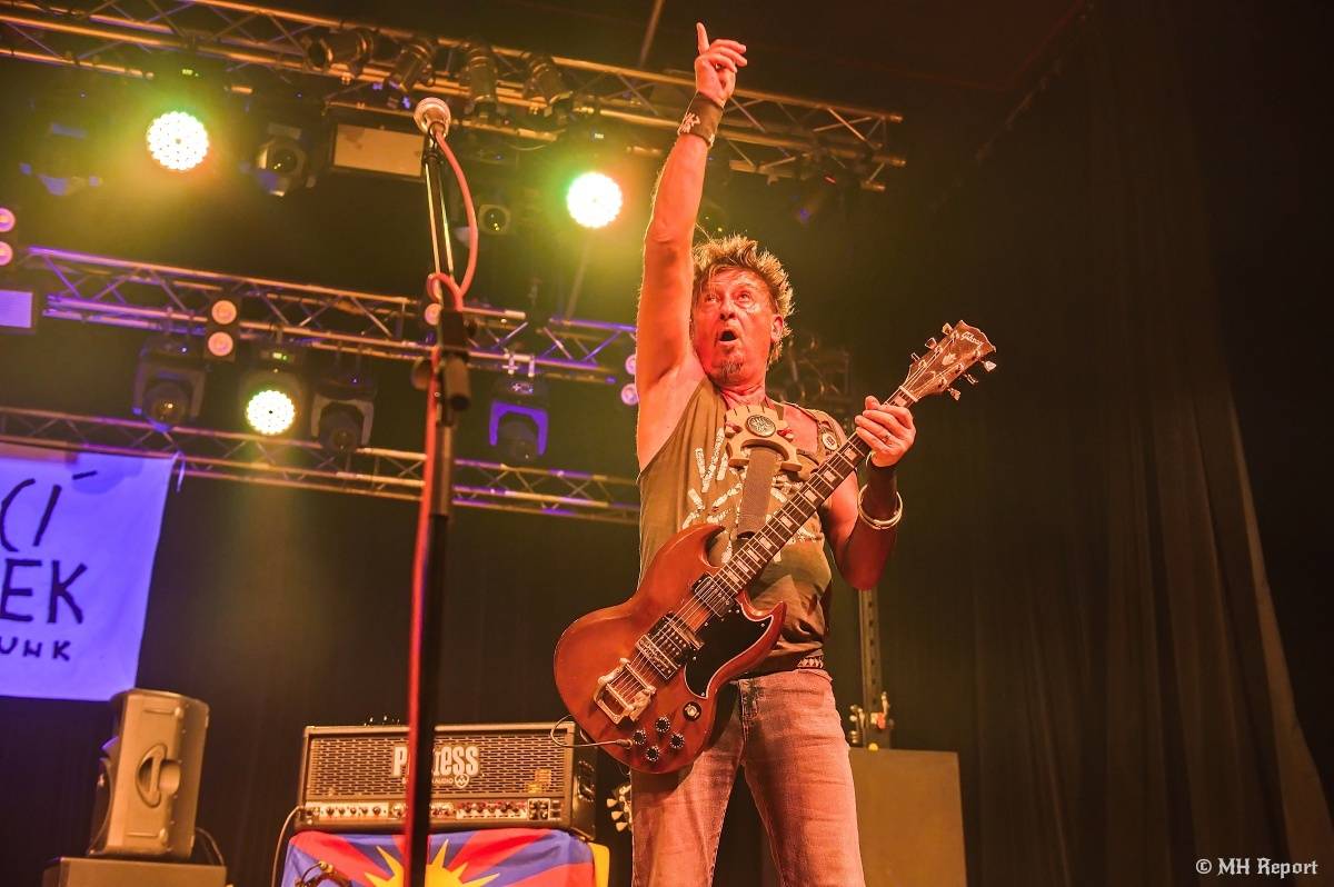 Visací zámek přivezl do plzeňské Šeříkovky Kroniku punku. Fanoušky provedl celou svou tvorbou