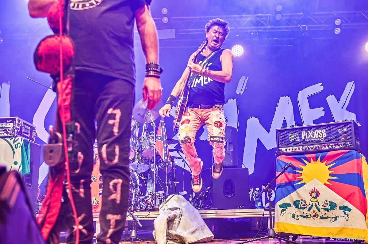 Visací zámek přivezl do plzeňské Šeříkovky Kroniku punku. Fanoušky provedl celou svou tvorbou