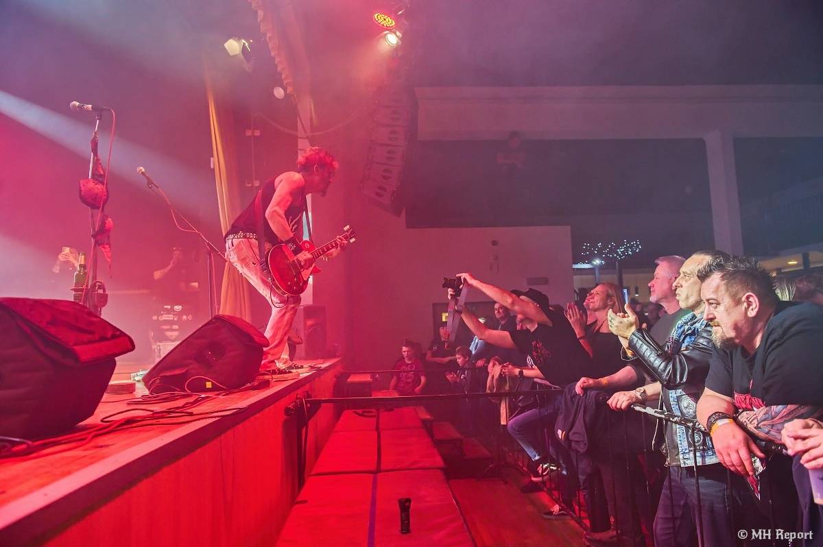 Visací zámek přivezl do plzeňské Šeříkovky Kroniku punku. Fanoušky provedl celou svou tvorbou