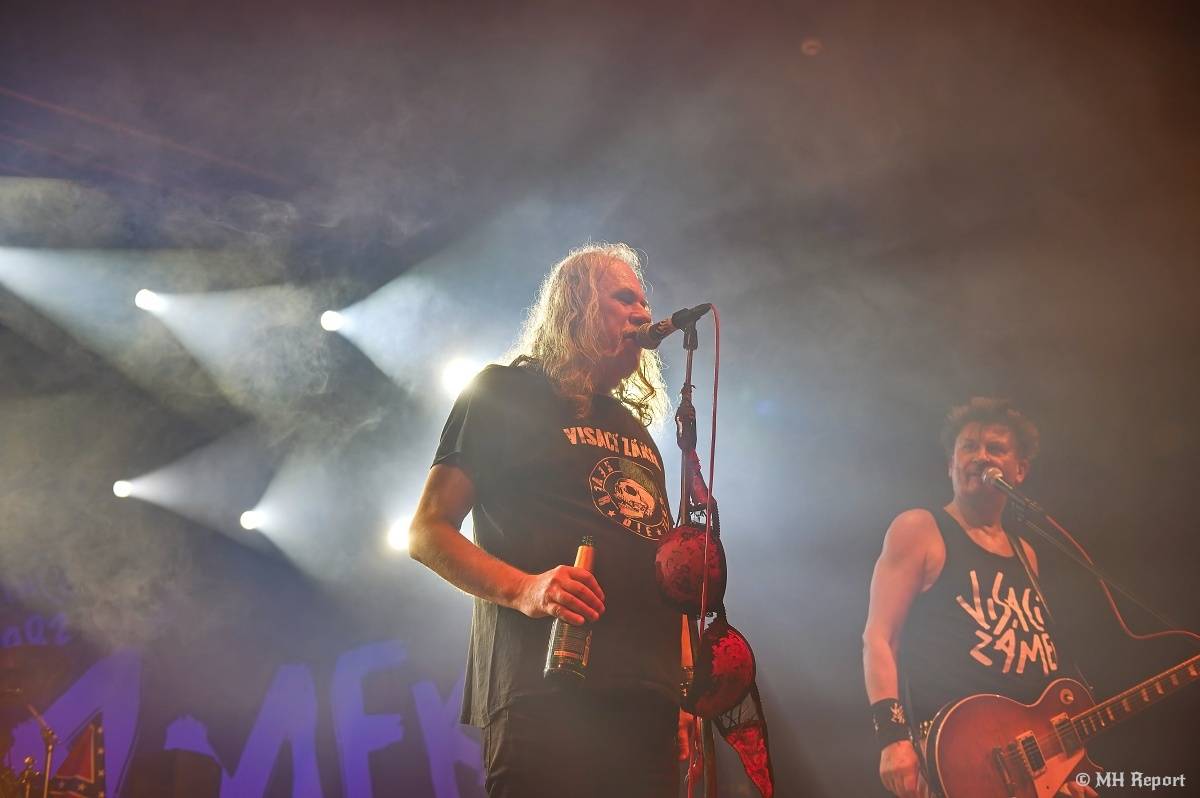 Visací zámek přivezl do plzeňské Šeříkovky Kroniku punku. Fanoušky provedl celou svou tvorbou