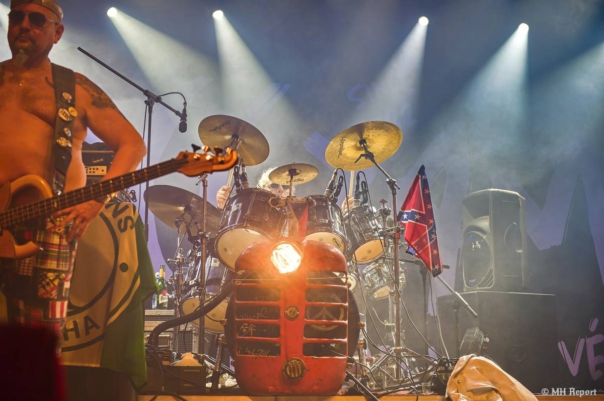 Visací zámek přivezl do plzeňské Šeříkovky Kroniku punku. Fanoušky provedl celou svou tvorbou