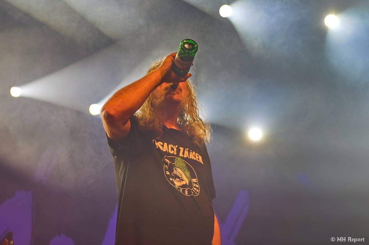 Visací zámek přivezl do plzeňské Šeříkovky Kroniku punku. Fanoušky provedl celou svou tvorbou