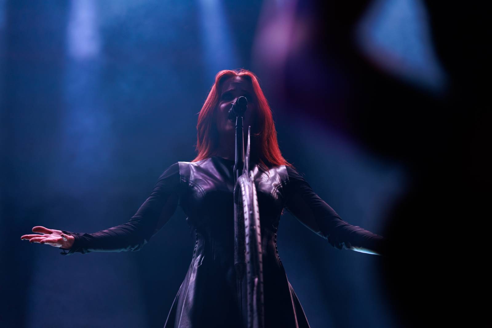 Monumentální show a silné skladby. Epica a Amaranthe dorazili do Fora Karlín, doprovodila je Charlotte Wessels 