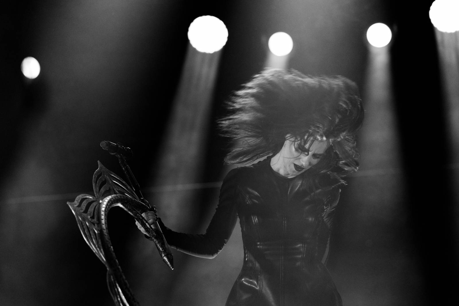 Monumentální show a silné skladby. Epica a Amaranthe dorazili do Fora Karlín, doprovodila je Charlotte Wessels 