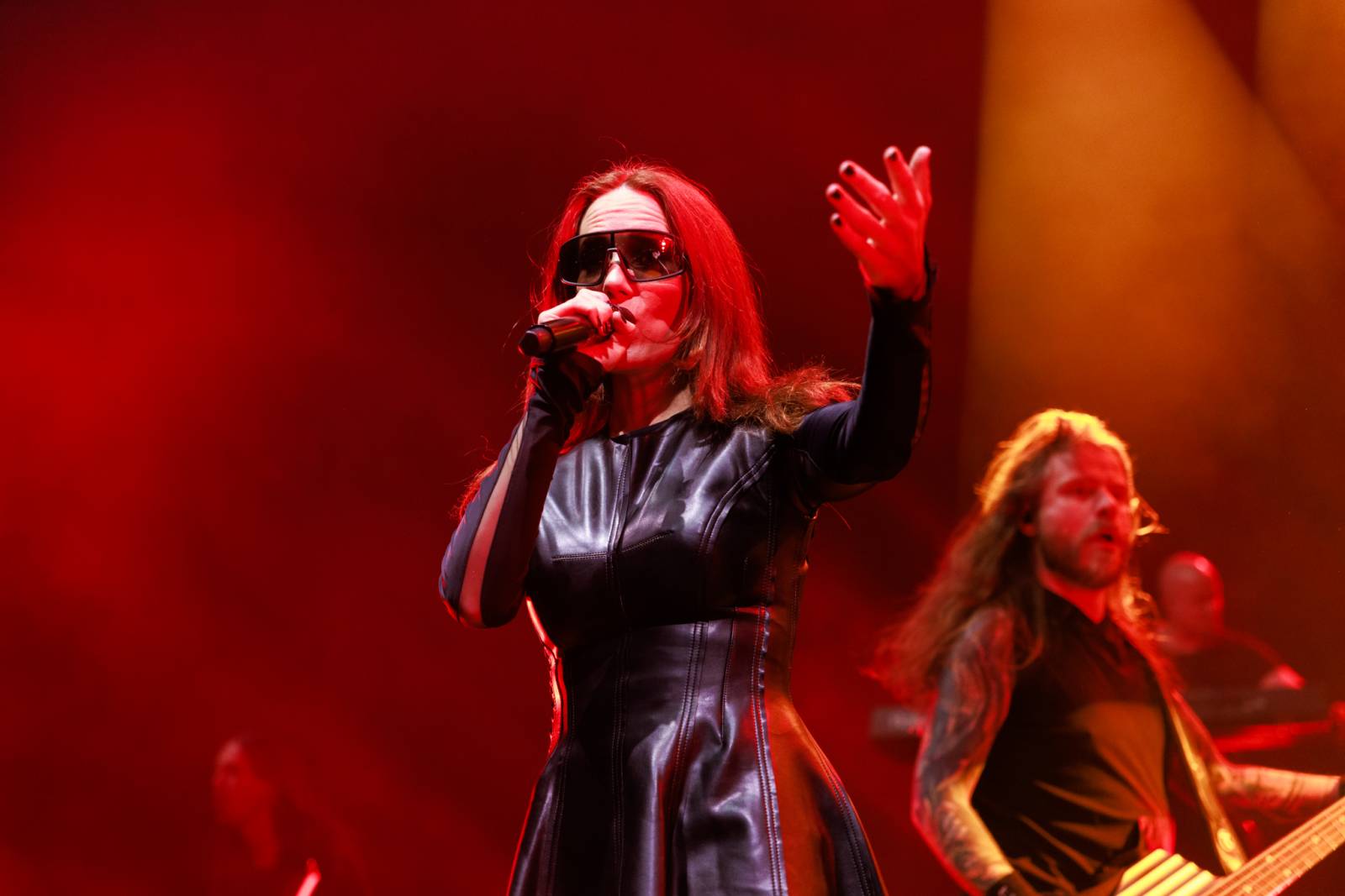 Monumentální show a silné skladby. Epica a Amaranthe dorazili do Fora Karlín, doprovodila je Charlotte Wessels 