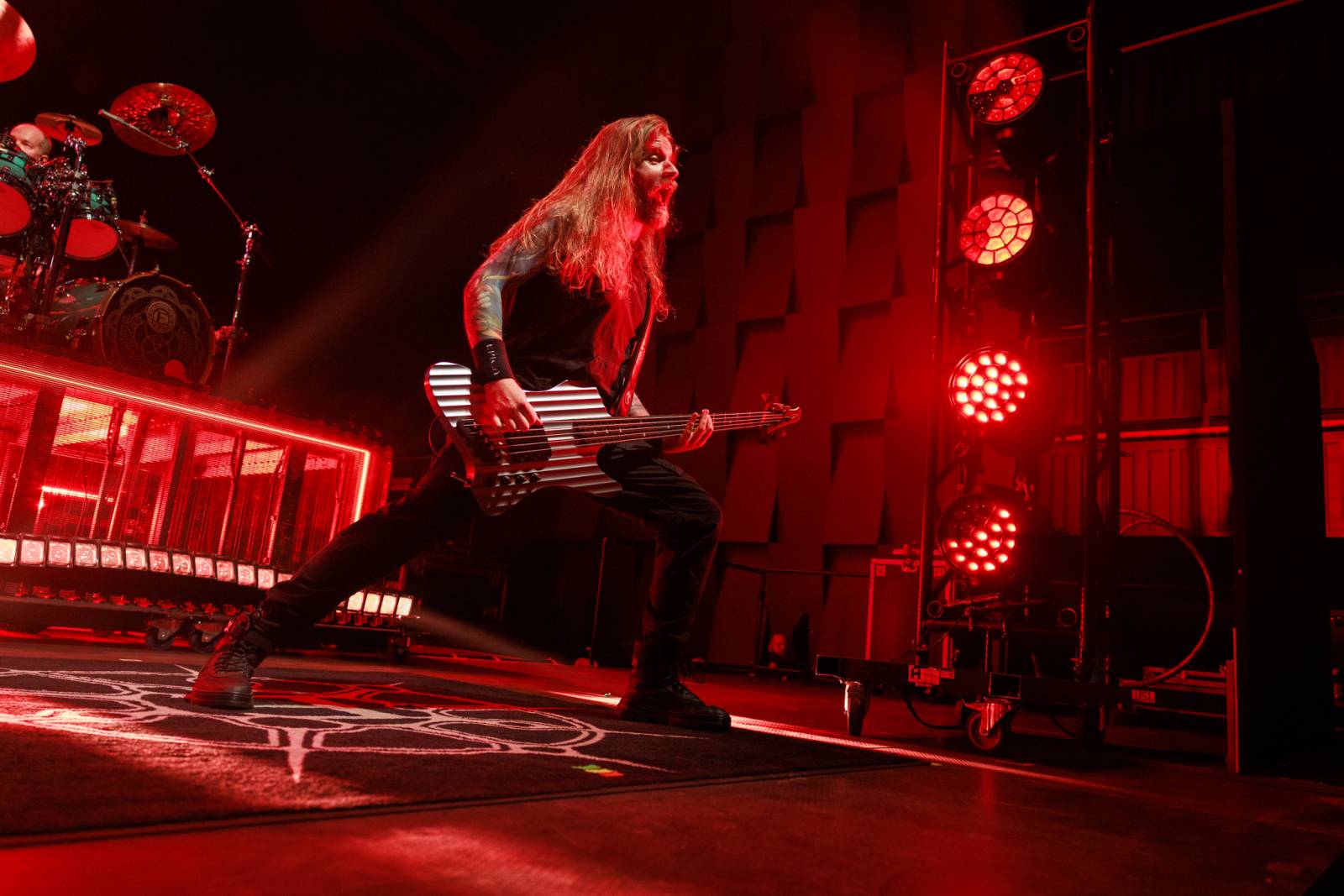 Monumentální show a silné skladby. Epica a Amaranthe dorazili do Fora Karlín, doprovodila je Charlotte Wessels 