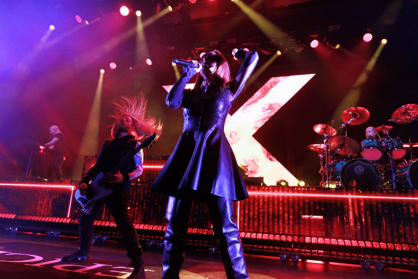 Monumentální show a silné skladby. Epica a Amaranthe dorazili do Fora Karlín, doprovodila je Charlotte Wessels 