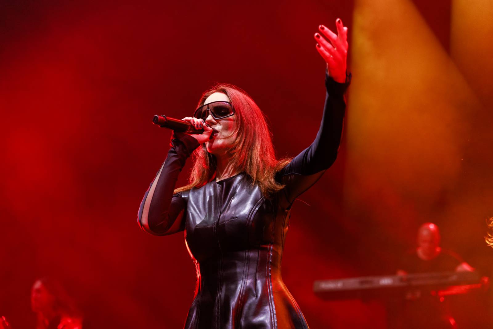 Monumentální show a silné skladby. Epica a Amaranthe dorazili do Fora Karlín, doprovodila je Charlotte Wessels 