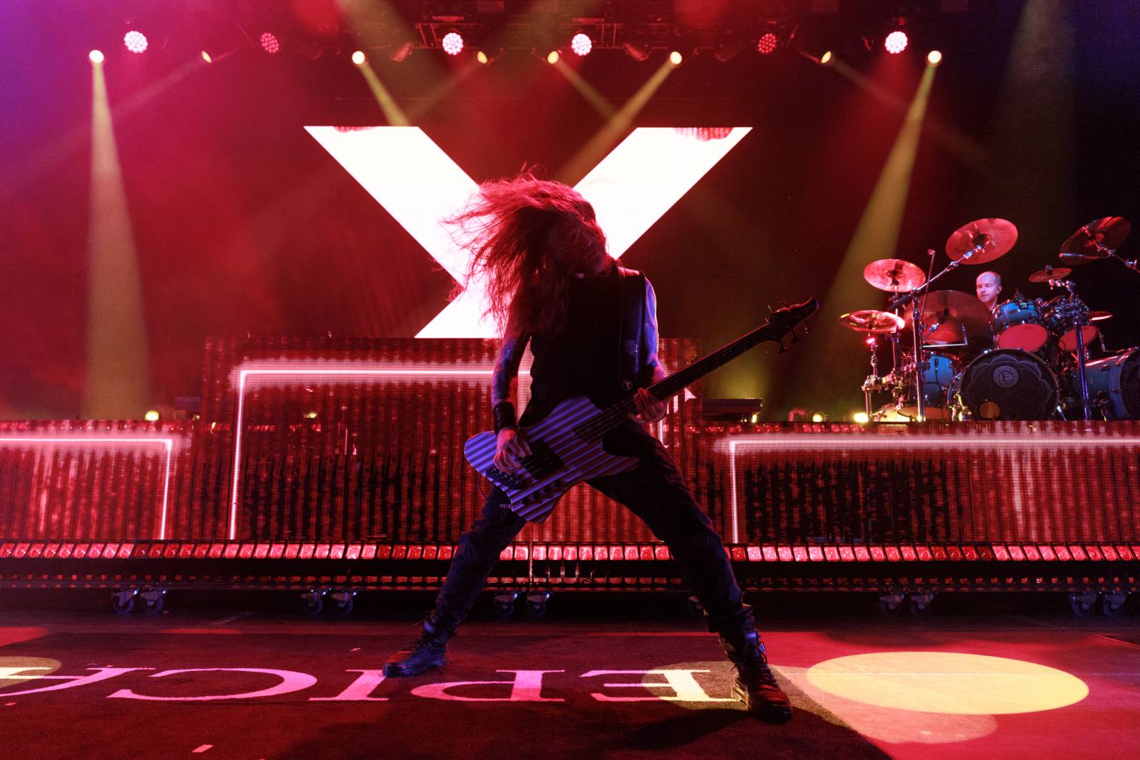 Monumentální show a silné skladby. Epica a Amaranthe dorazili do Fora Karlín, doprovodila je Charlotte Wessels 