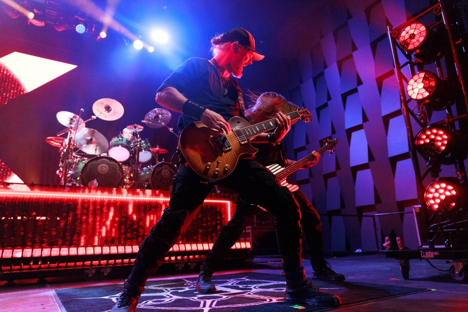 Monumentální show a silné skladby. Epica a Amaranthe dorazili do Fora Karlín, doprovodila je Charlotte Wessels 