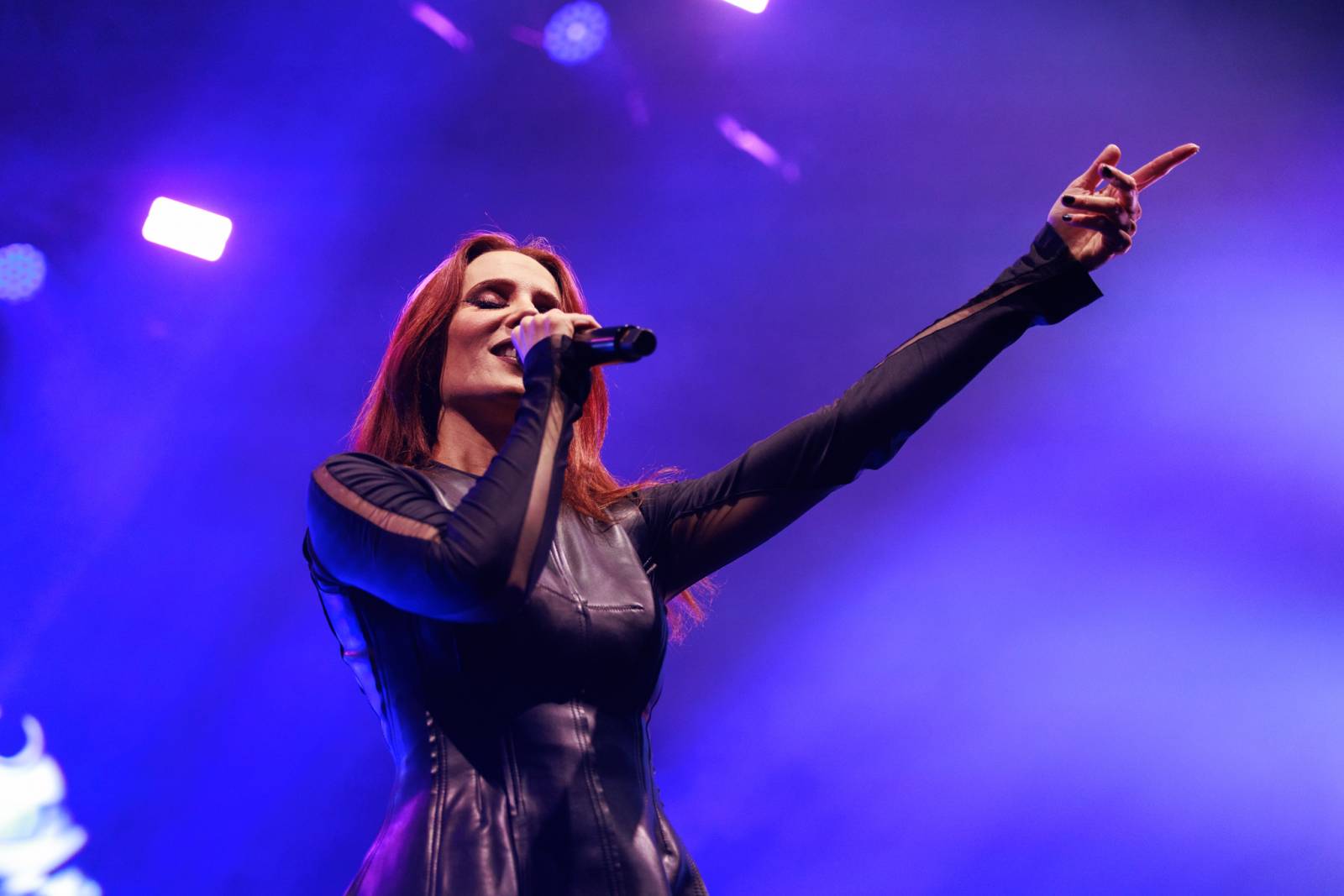Monumentální show a silné skladby. Epica a Amaranthe dorazili do Fora Karlín, doprovodila je Charlotte Wessels 