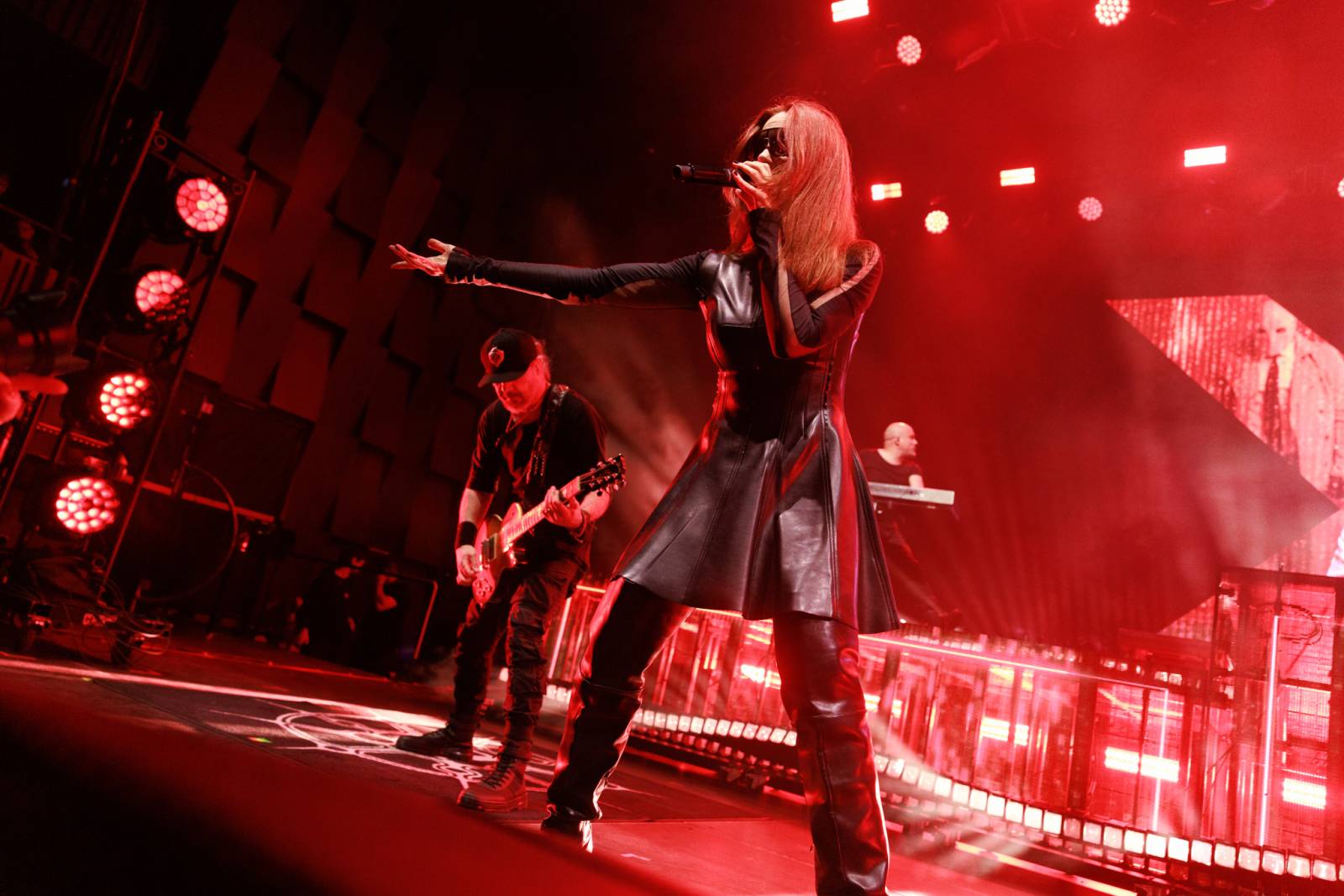 Monumentální show a silné skladby. Epica a Amaranthe dorazili do Fora Karlín, doprovodila je Charlotte Wessels 