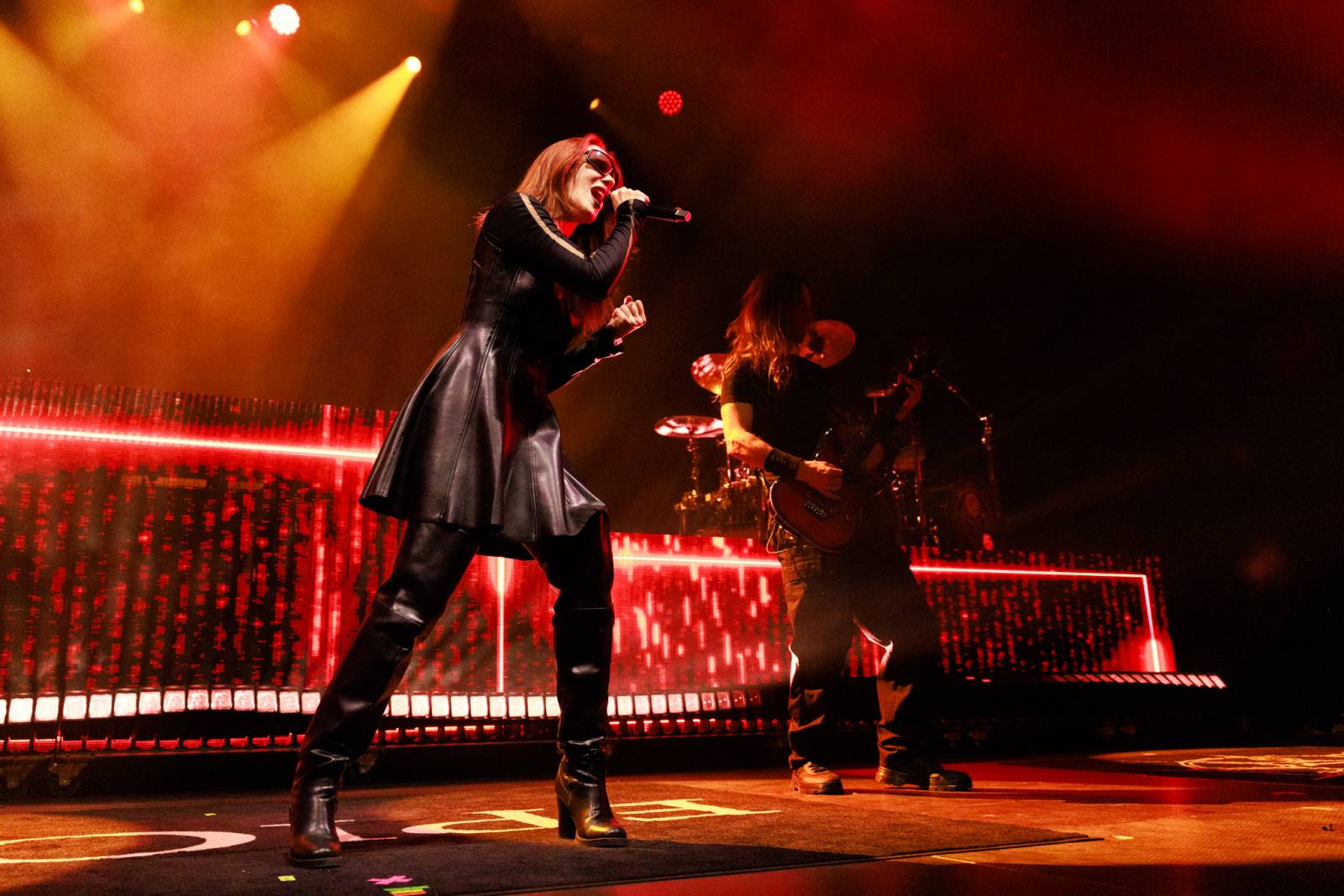 Monumentální show a silné skladby. Epica a Amaranthe dorazili do Fora Karlín, doprovodila je Charlotte Wessels 