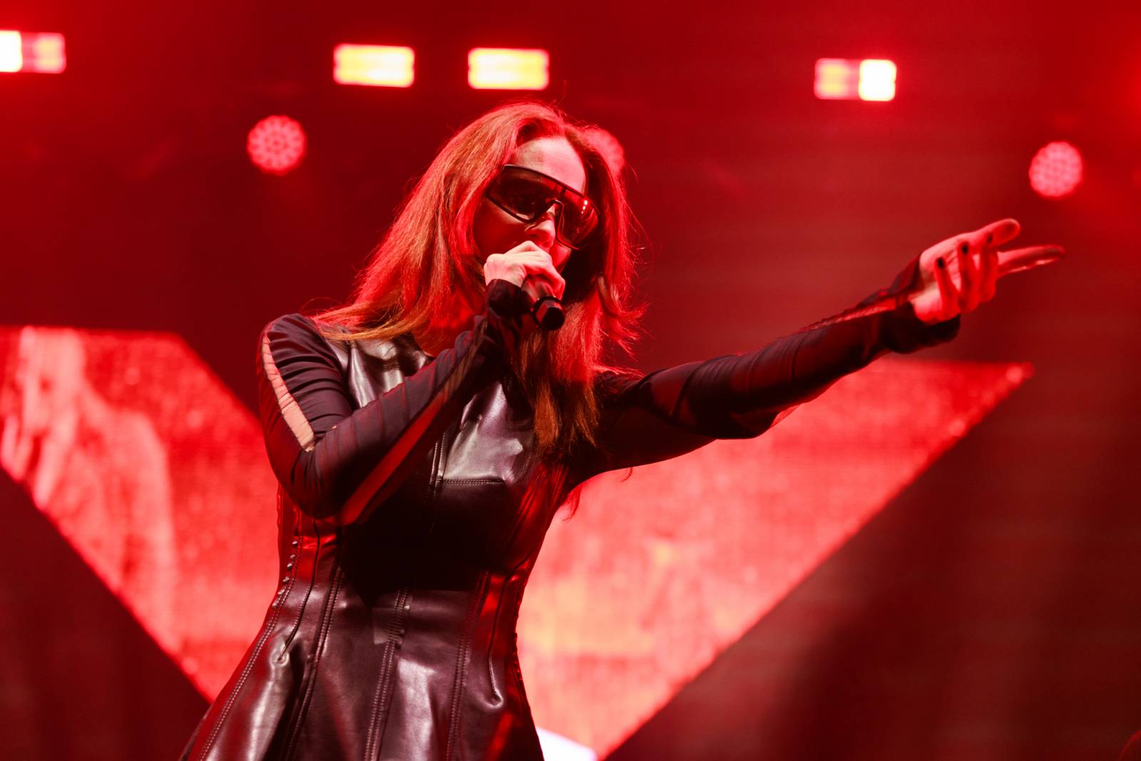 Monumentální show a silné skladby. Epica a Amaranthe dorazili do Fora Karlín, doprovodila je Charlotte Wessels 