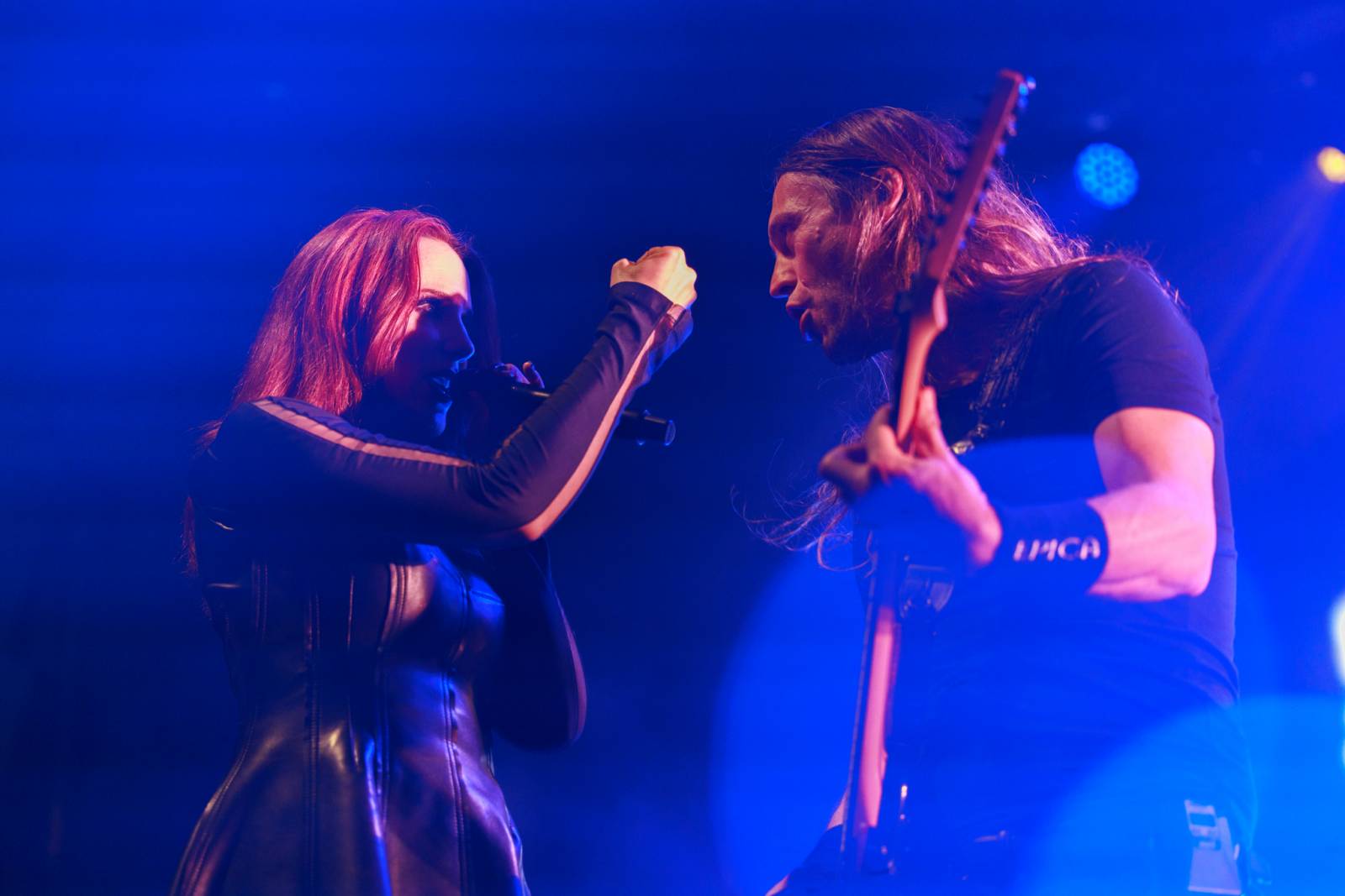 Monumentální show a silné skladby. Epica a Amaranthe dorazili do Fora Karlín, doprovodila je Charlotte Wessels 