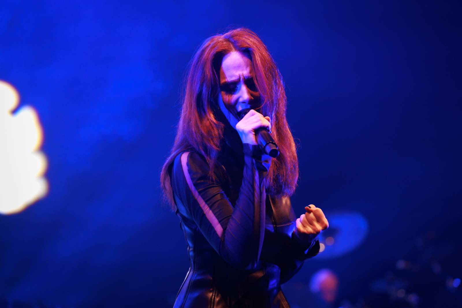 Monumentální show a silné skladby. Epica a Amaranthe dorazili do Fora Karlín, doprovodila je Charlotte Wessels 