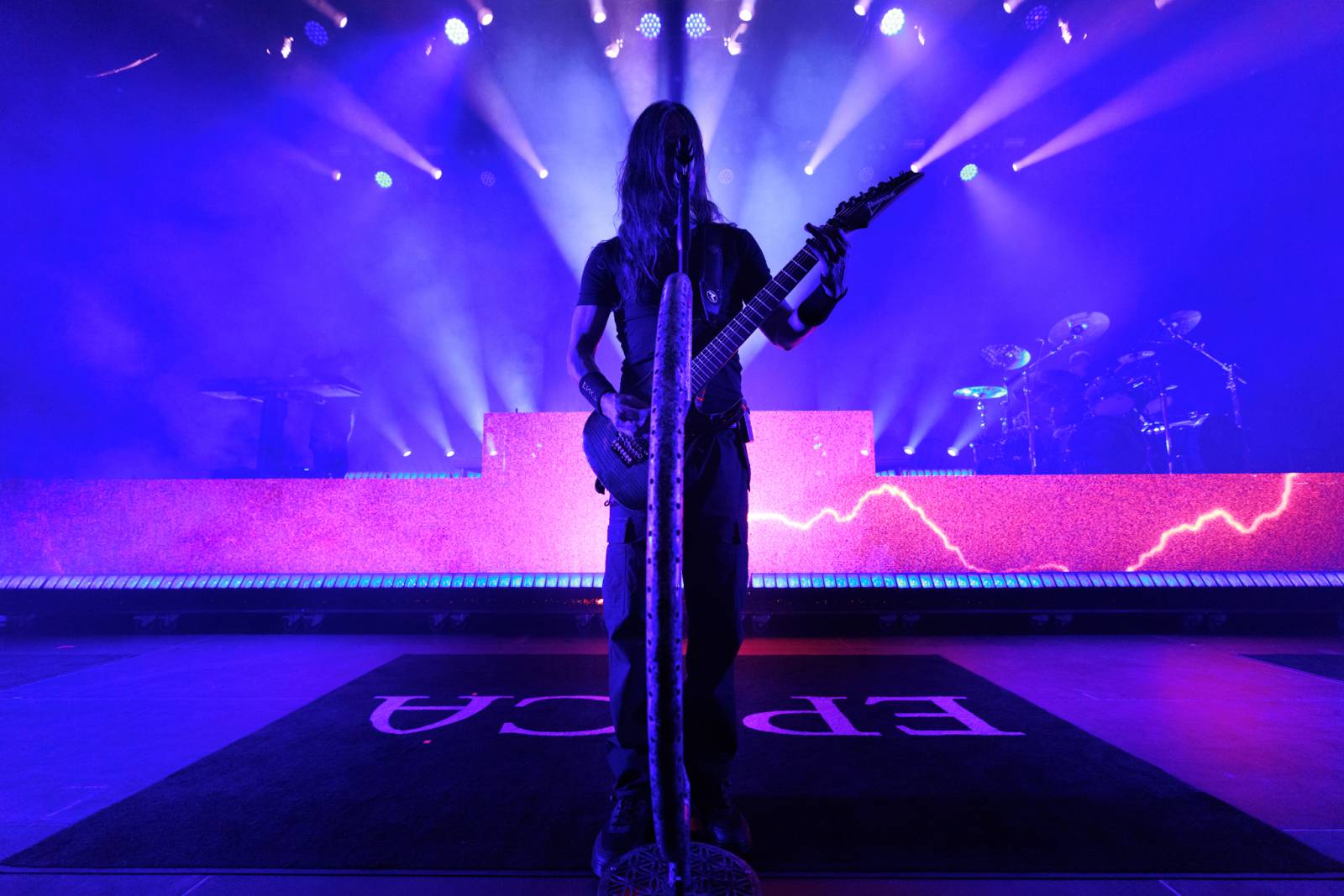 Monumentální show a silné skladby. Epica a Amaranthe dorazili do Fora Karlín, doprovodila je Charlotte Wessels 