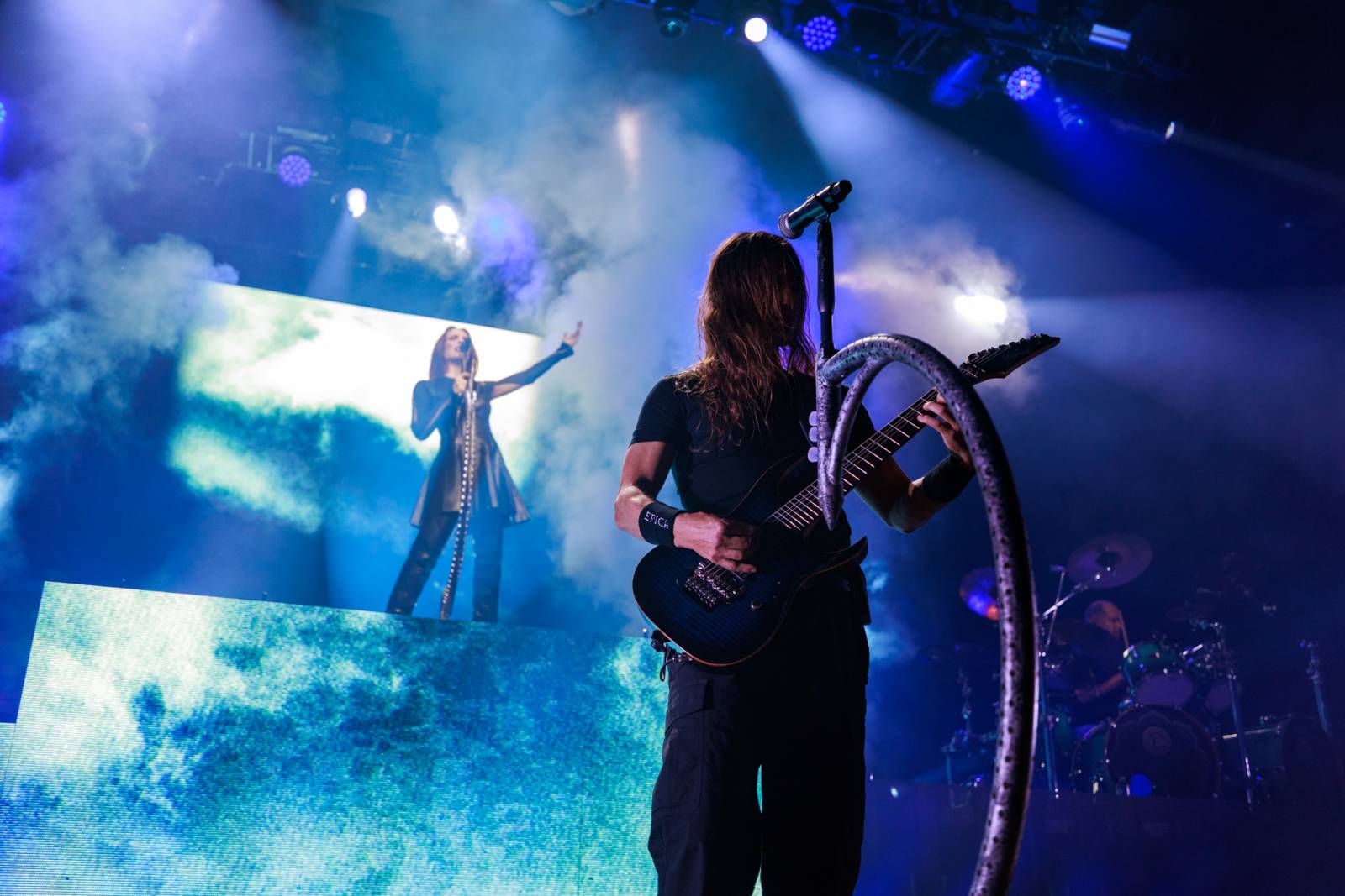 Monumentální show a silné skladby. Epica a Amaranthe dorazili do Fora Karlín, doprovodila je Charlotte Wessels 