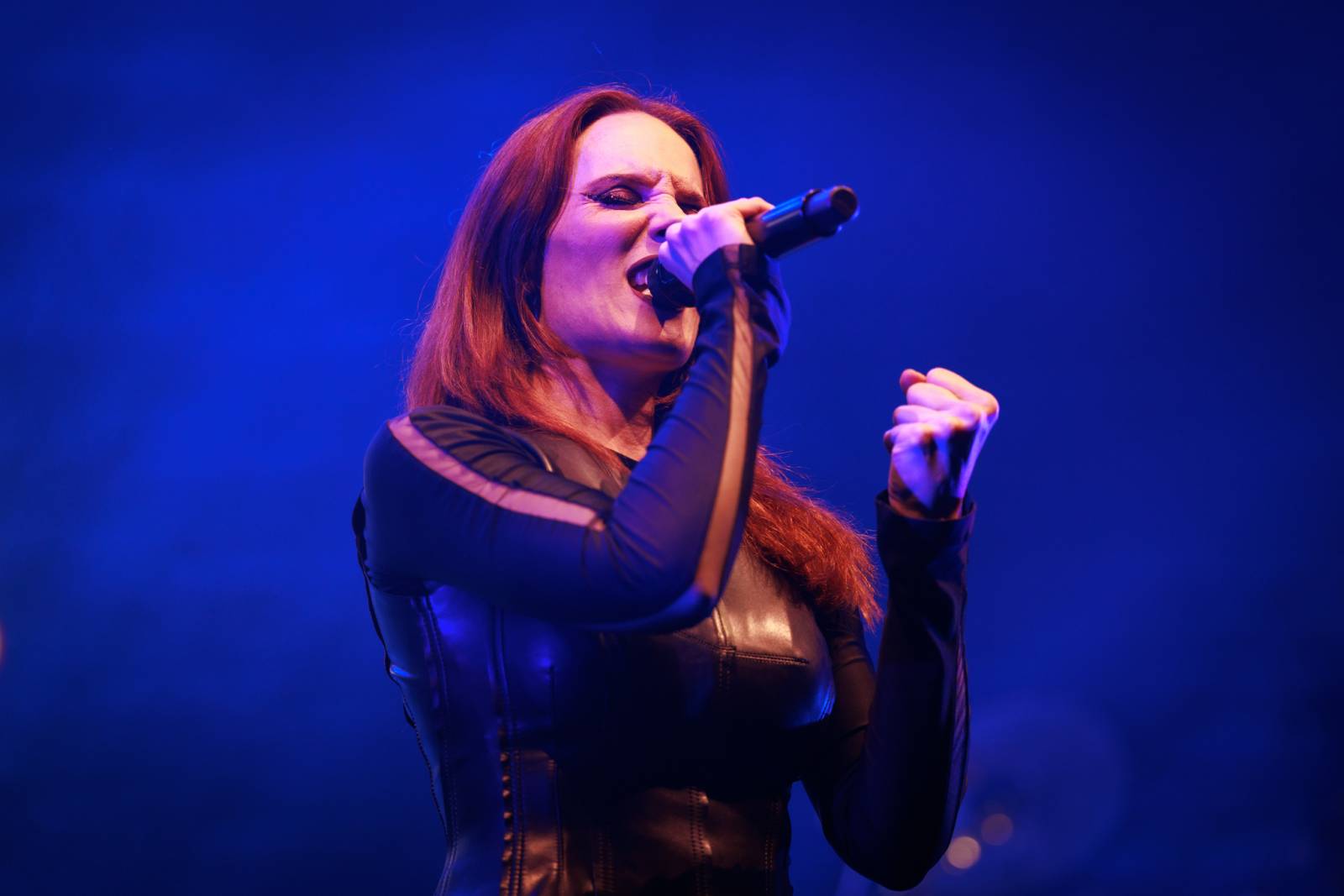 Monumentální show a silné skladby. Epica a Amaranthe dorazili do Fora Karlín, doprovodila je Charlotte Wessels 