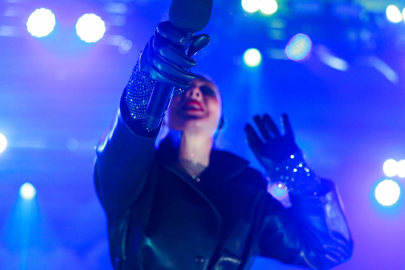 Monumentální show a silné skladby. Epica a Amaranthe dorazili do Fora Karlín, doprovodila je Charlotte Wessels 