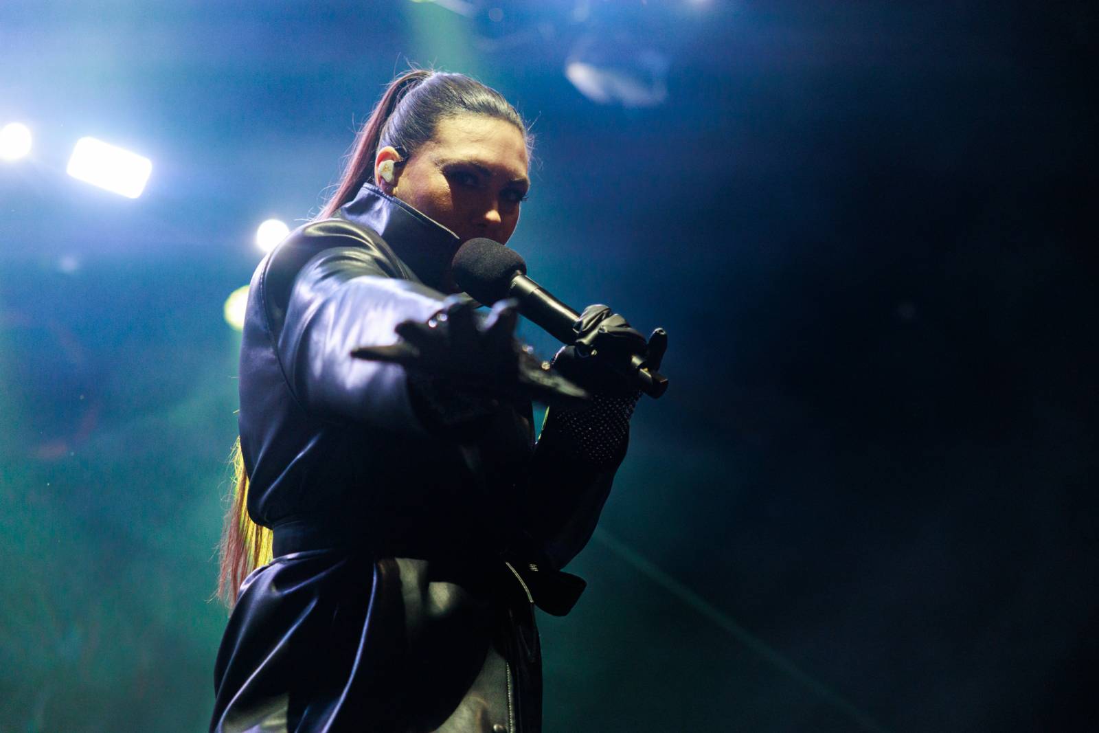 Monumentální show a silné skladby. Epica a Amaranthe dorazili do Fora Karlín, doprovodila je Charlotte Wessels 