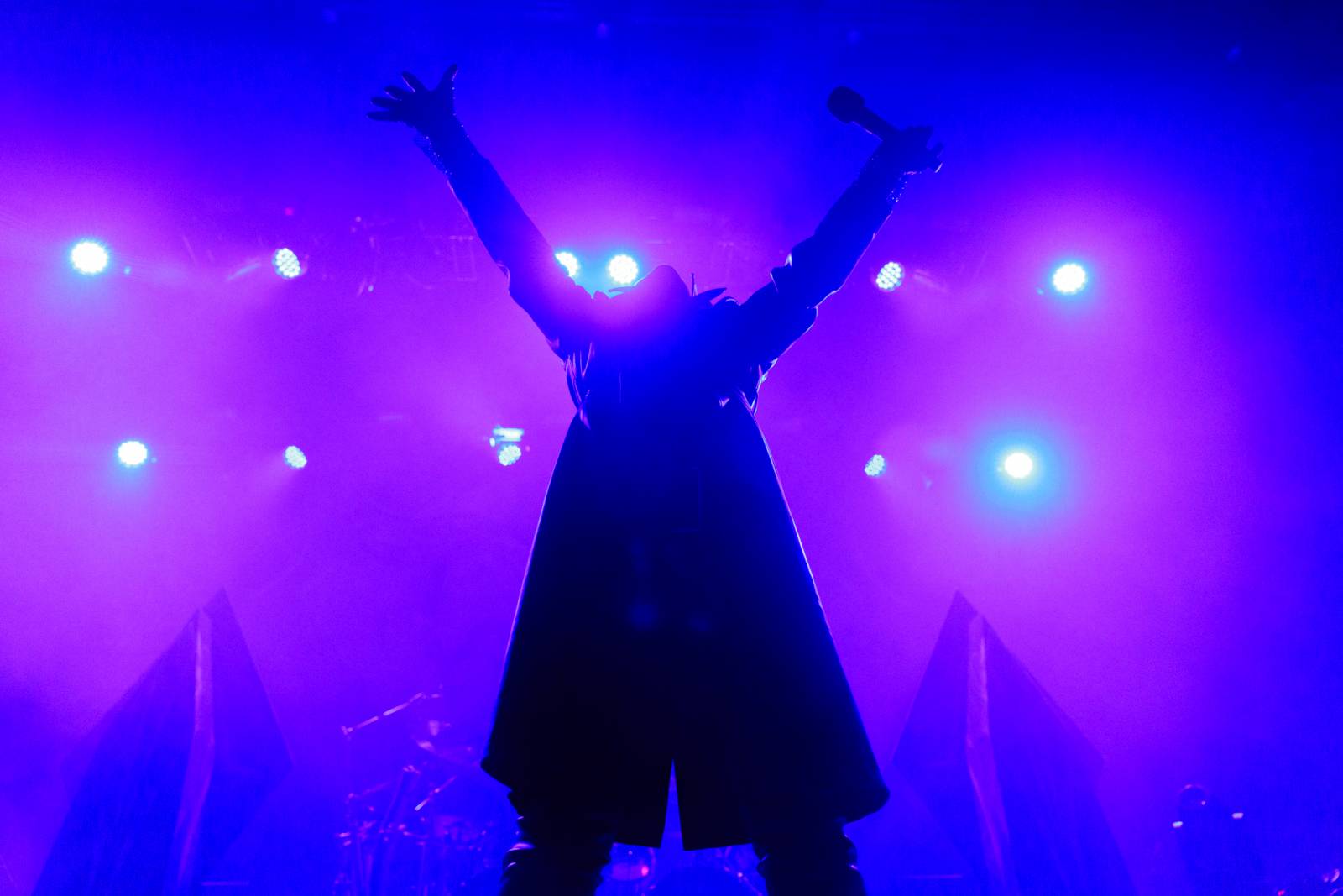 Monumentální show a silné skladby. Epica a Amaranthe dorazili do Fora Karlín, doprovodila je Charlotte Wessels 