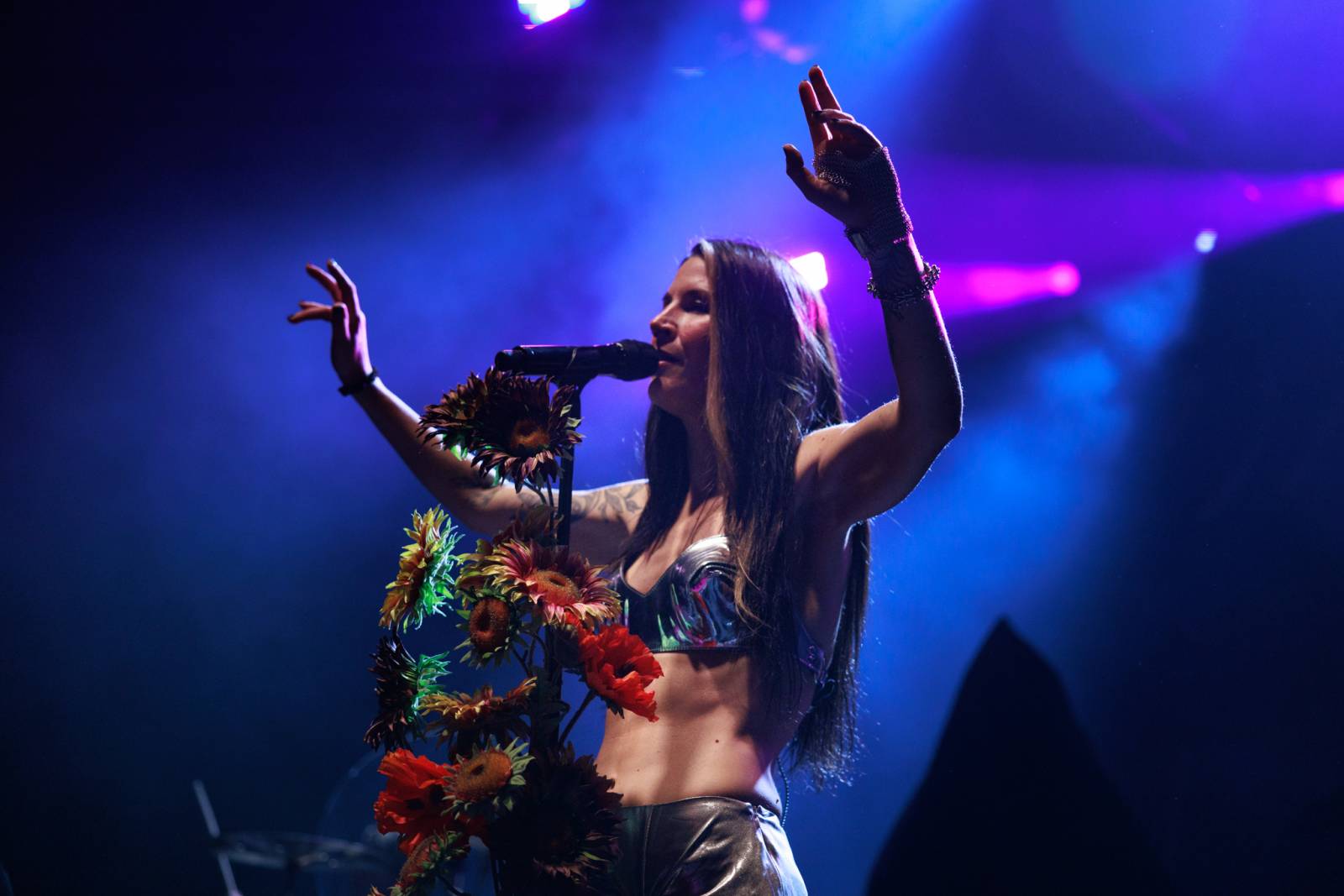 Monumentální show a silné skladby. Epica a Amaranthe dorazili do Fora Karlín, doprovodila je Charlotte Wessels 