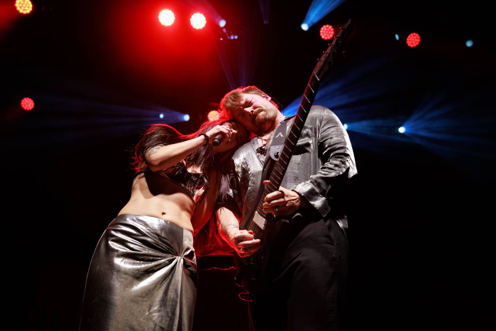 Monumentální show a silné skladby. Epica a Amaranthe dorazili do Fora Karlín, doprovodila je Charlotte Wessels 