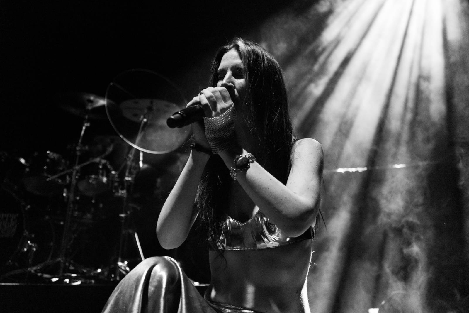 Monumentální show a silné skladby. Epica a Amaranthe dorazili do Fora Karlín, doprovodila je Charlotte Wessels 