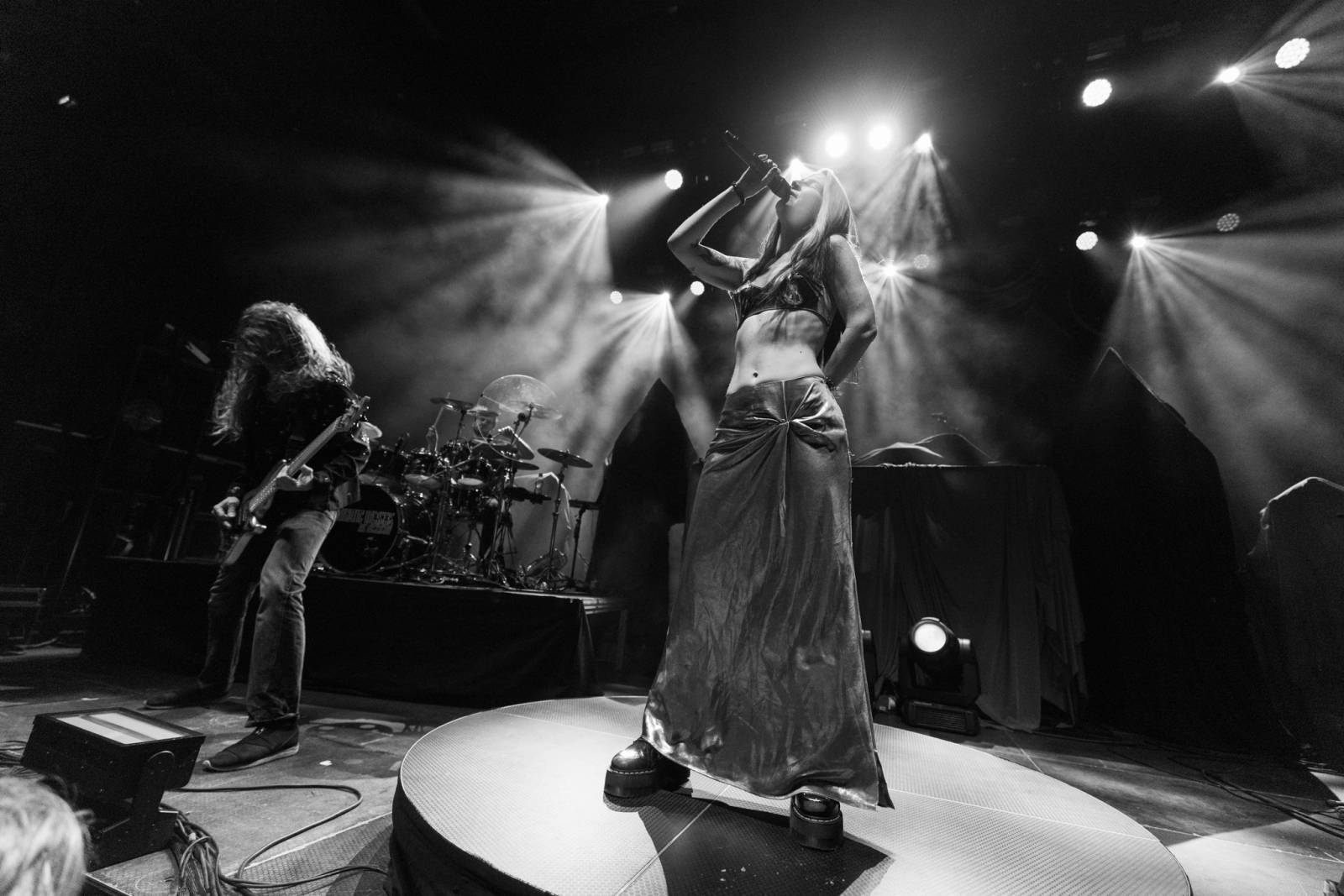 Monumentální show a silné skladby. Epica a Amaranthe dorazili do Fora Karlín, doprovodila je Charlotte Wessels 