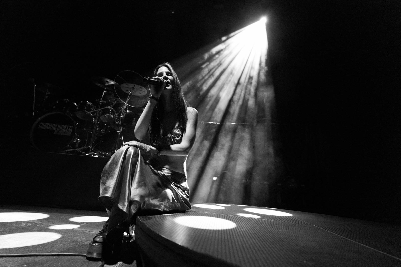 Monumentální show a silné skladby. Epica a Amaranthe dorazili do Fora Karlín, doprovodila je Charlotte Wessels 