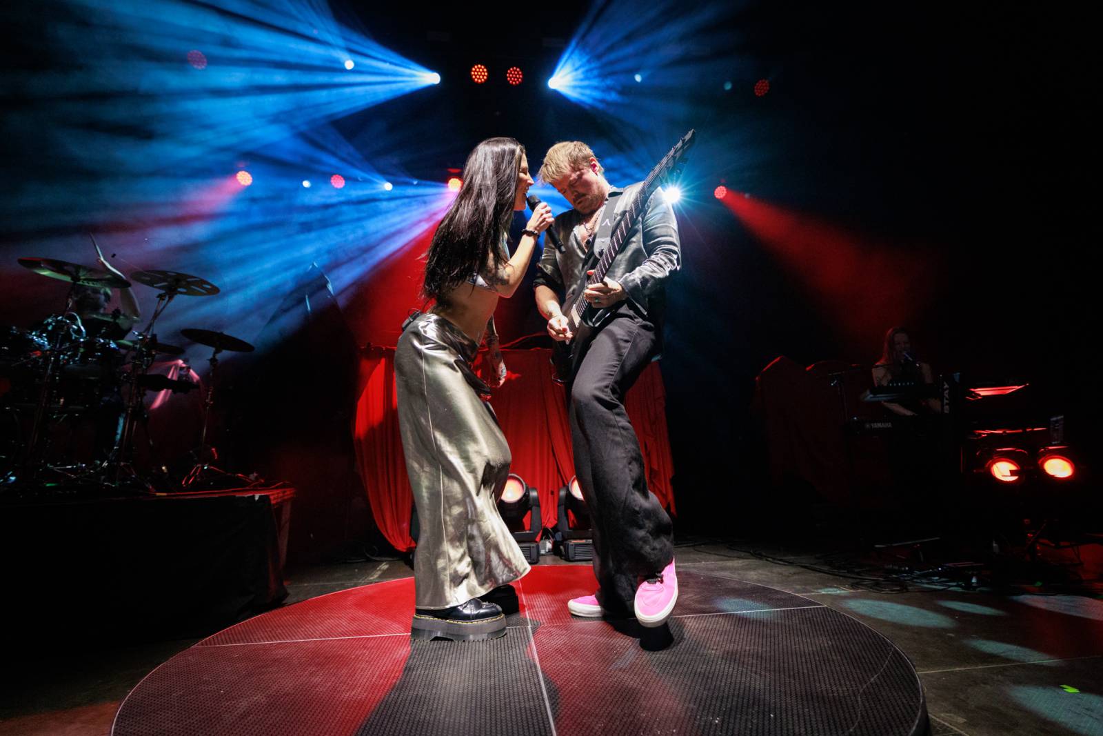 Monumentální show a silné skladby. Epica a Amaranthe dorazili do Fora Karlín, doprovodila je Charlotte Wessels 