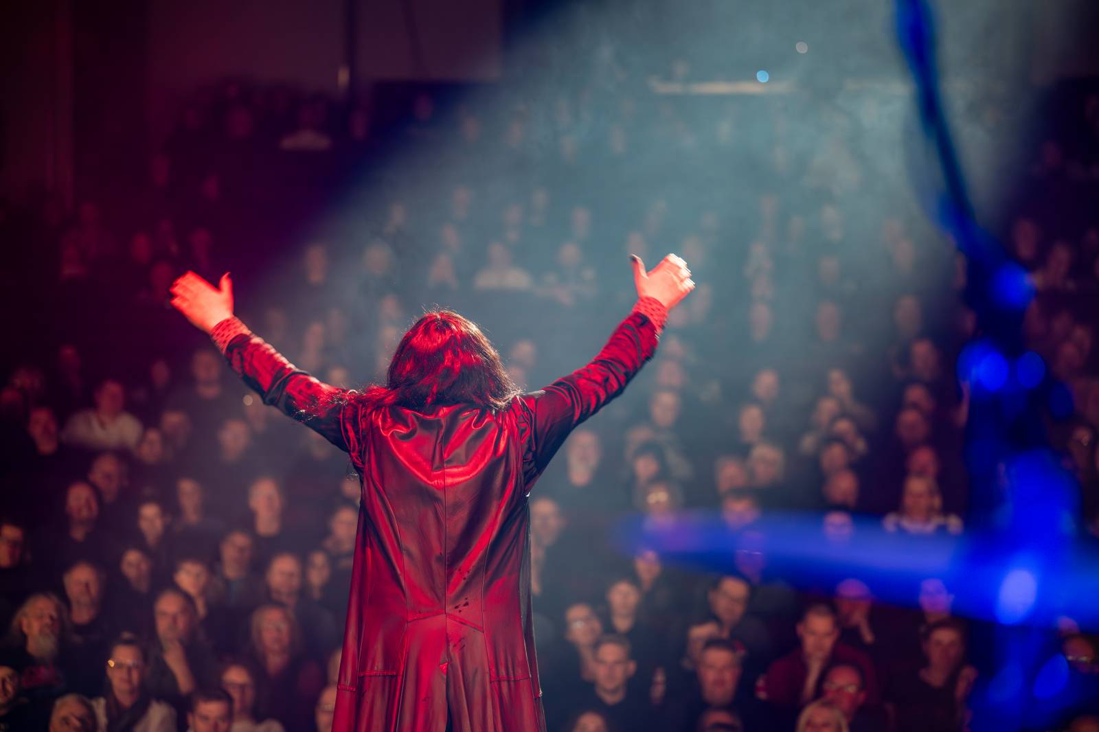 Divadlem Hybernia zněly písně Ozzyho Osbourna a Black Sabbath. Zahrál je tribute band Ozzy Forever