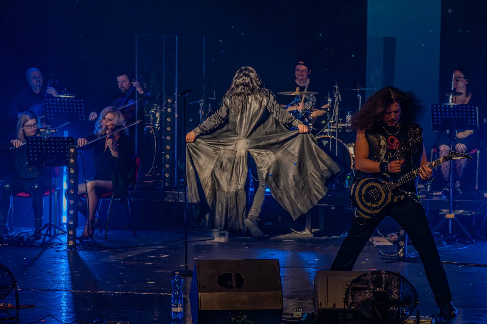 Divadlem Hybernia zněly písně Ozzyho Osbourna a Black Sabbath. Zahrál je tribute band Ozzy Forever