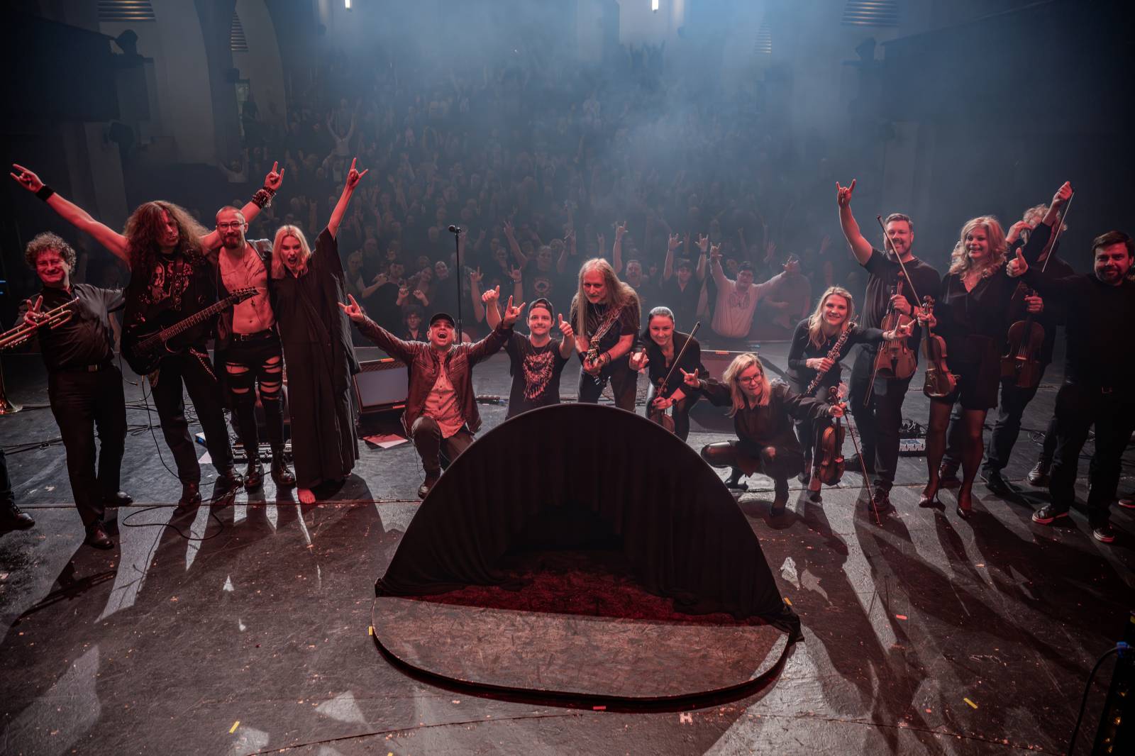 Divadlem Hybernia zněly písně Ozzyho Osbourna a Black Sabbath. Zahrál je tribute band Ozzy Forever