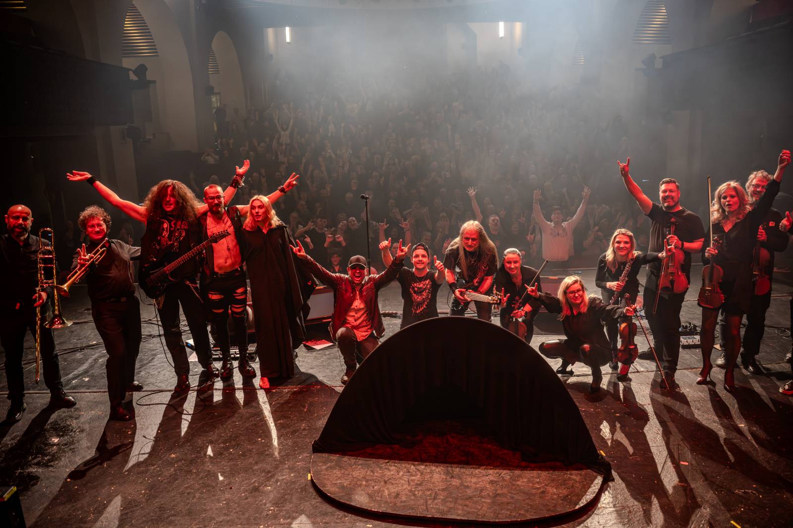 Divadlem Hybernia zněly písně Ozzyho Osbourna a Black Sabbath. Zahrál je tribute band Ozzy Forever