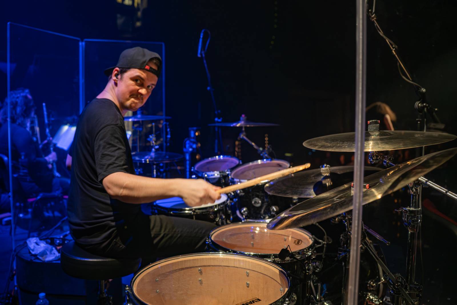 Divadlem Hybernia zněly písně Ozzyho Osbourna a Black Sabbath. Zahrál je tribute band Ozzy Forever