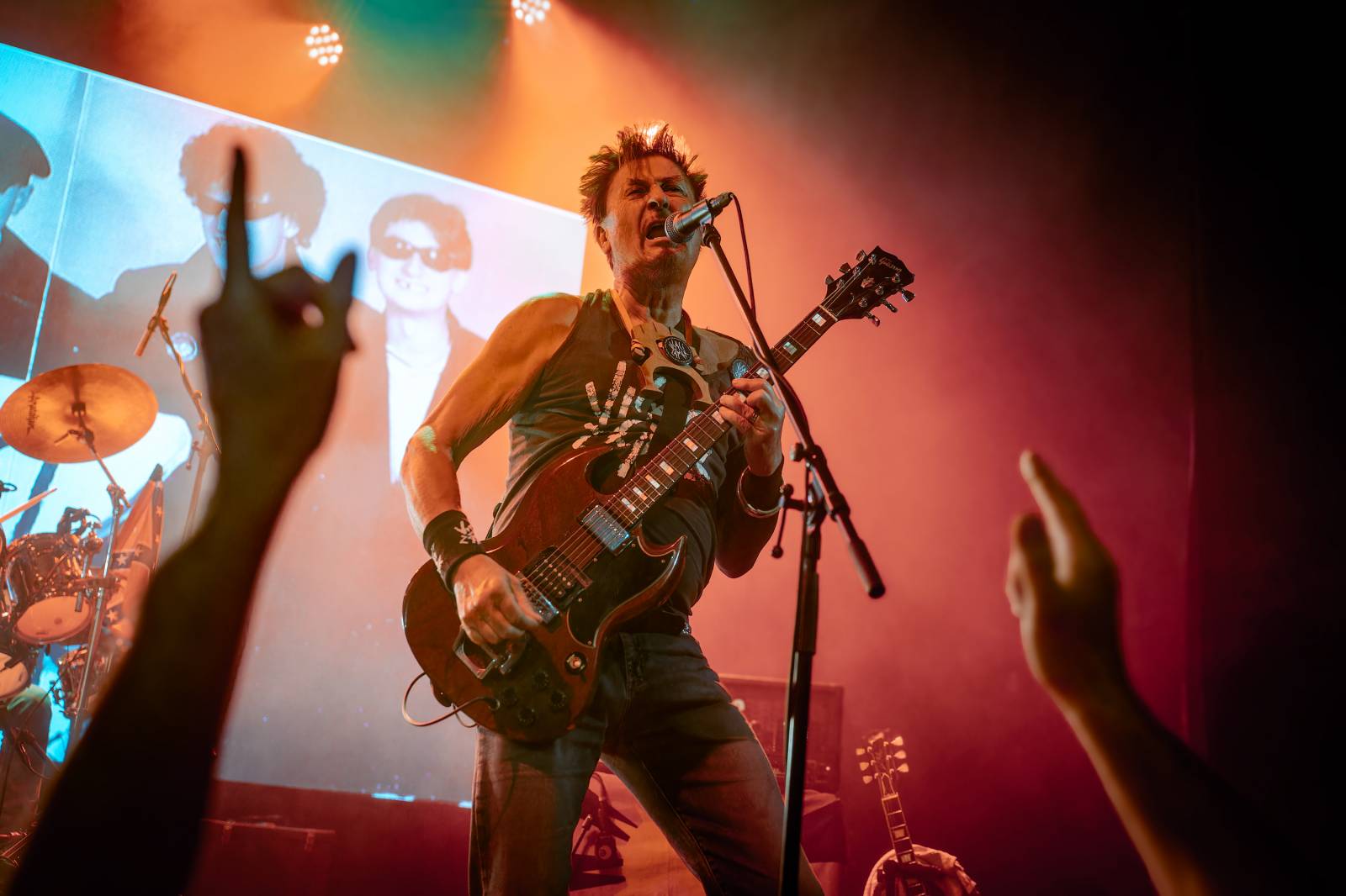 Punková jízda v Paláci Akropolis. Visací zámek nabídl průřez svou tvorbou