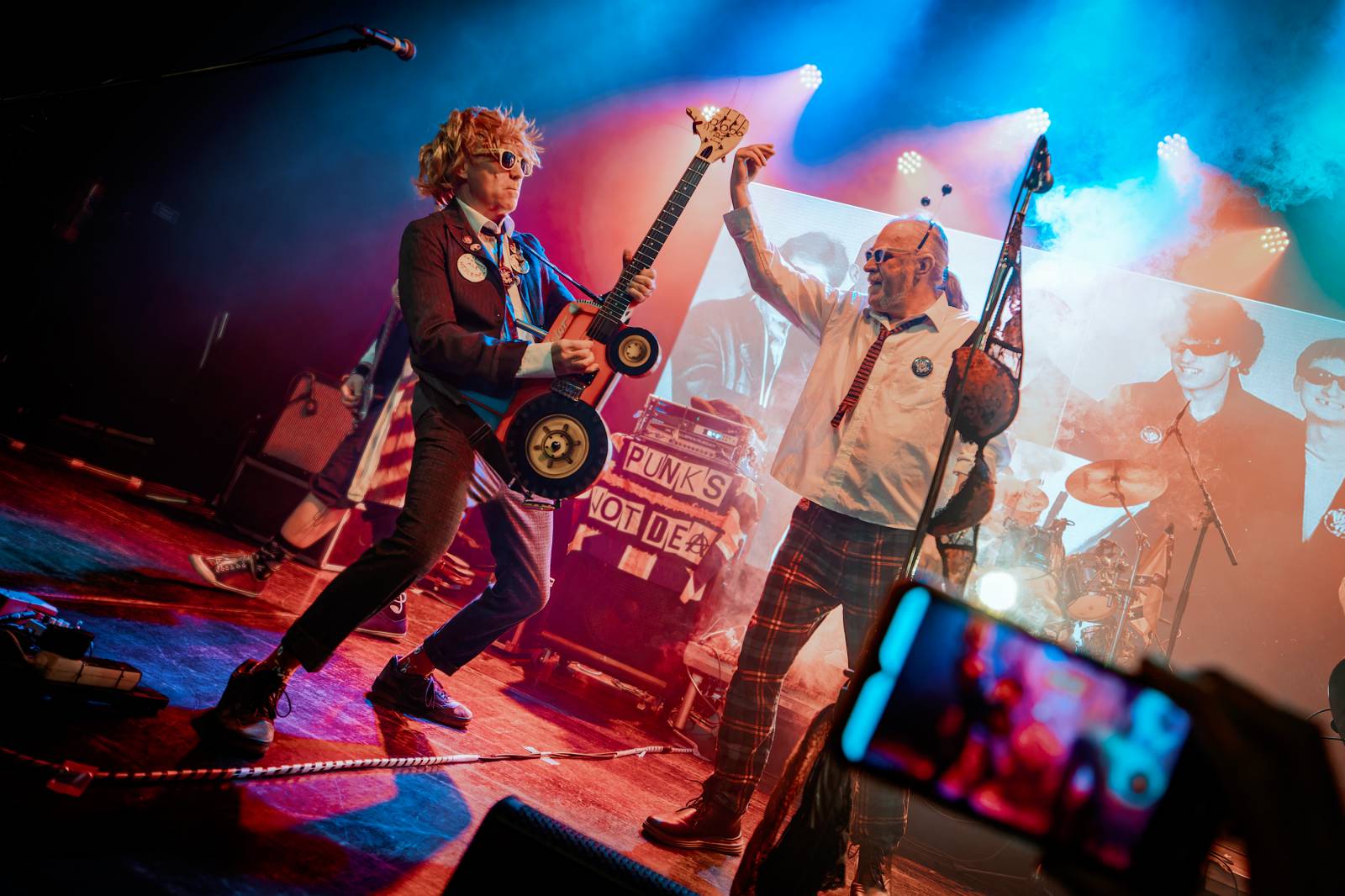 Punková jízda v Paláci Akropolis. Visací zámek nabídl průřez svou tvorbou