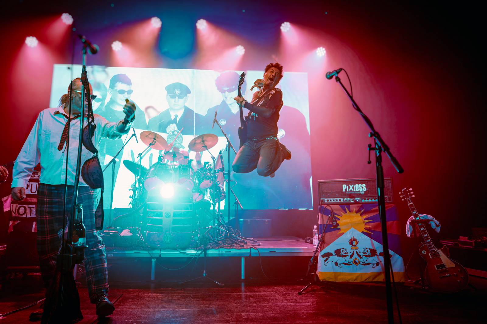 Punková jízda v Paláci Akropolis. Visací zámek nabídl průřez svou tvorbou