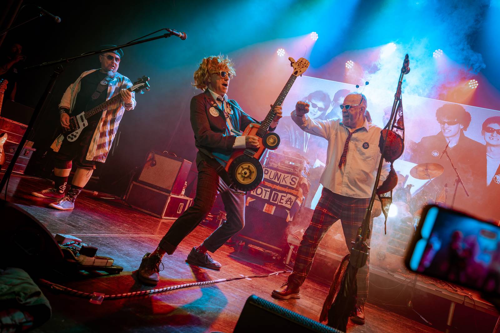 Punková jízda v Paláci Akropolis. Visací zámek nabídl průřez svou tvorbou