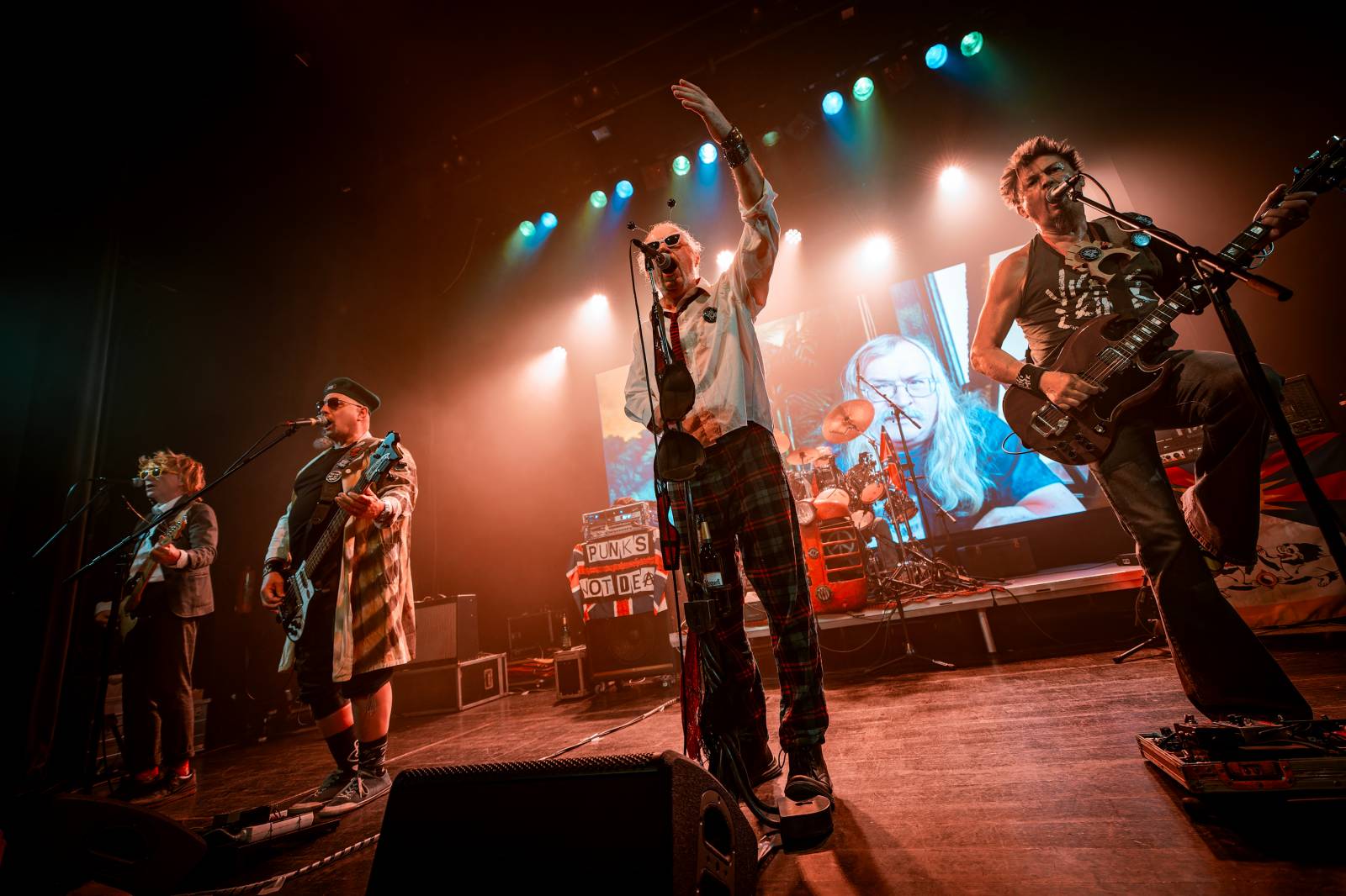 Punková jízda v Paláci Akropolis. Visací zámek nabídl průřez svou tvorbou