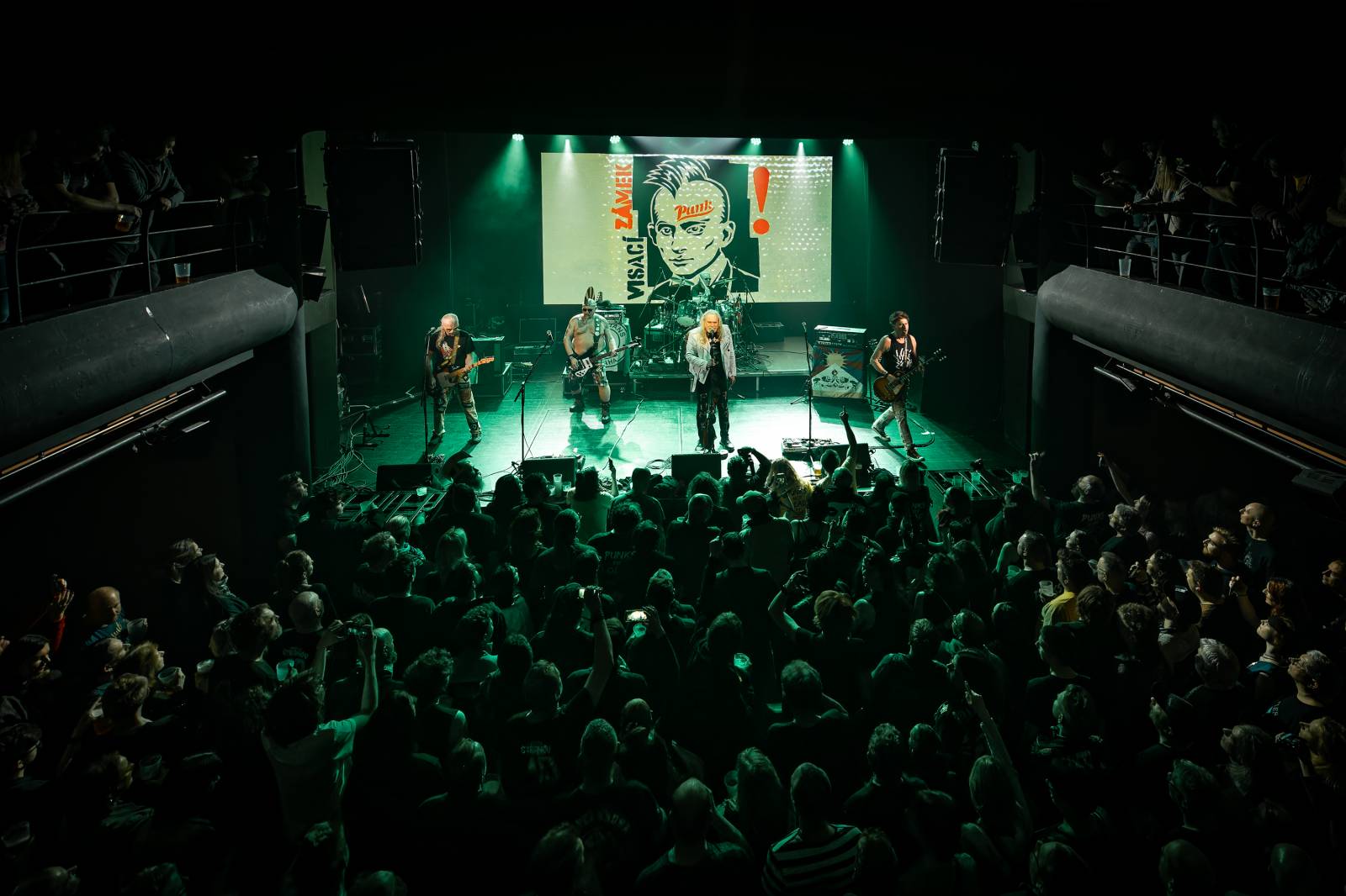 Punková jízda v Paláci Akropolis. Visací zámek nabídl průřez svou tvorbou