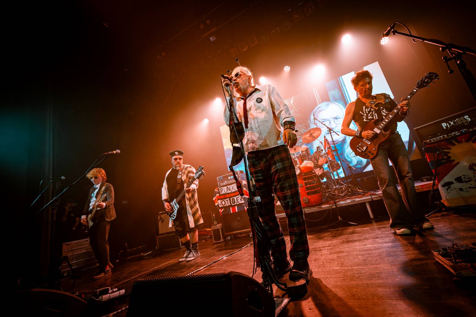 Punková jízda v Paláci Akropolis. Visací zámek nabídl průřez svou tvorbou