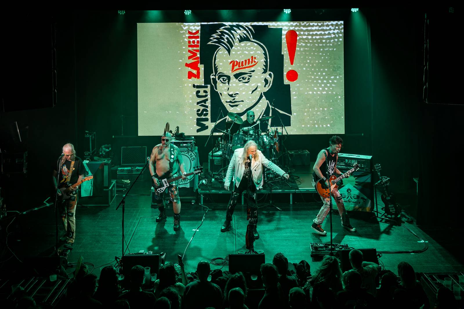 Punková jízda v Paláci Akropolis. Visací zámek nabídl průřez svou tvorbou